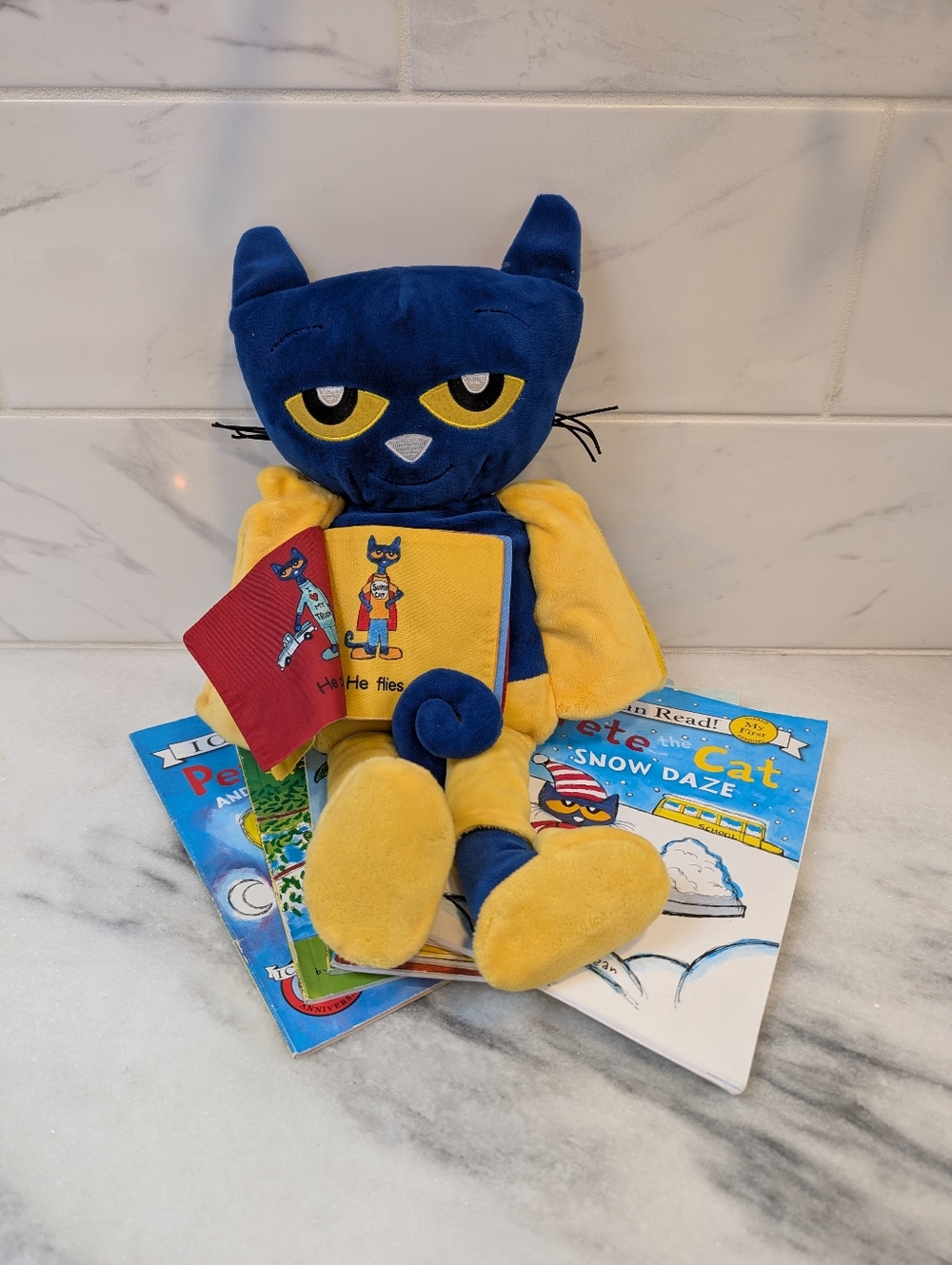 Pete the Cat Doll with book and 7 early reader books - Picture 2 of 2